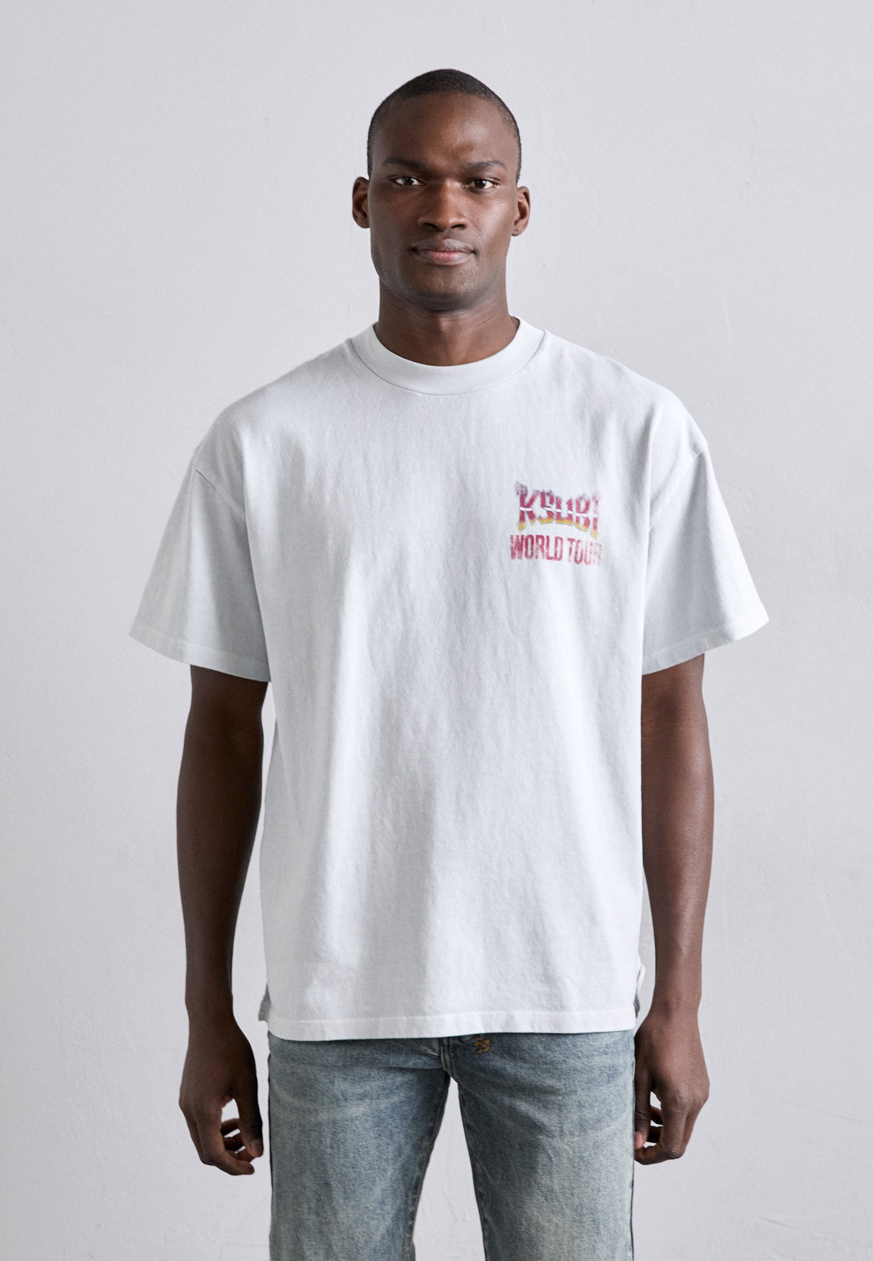 ◆KSUBI◆ Global Ekcess SS ロゴ プリントTシャツ Ksubi Charcoal Global Ekcess SS T-Shirt – Puffer Reds