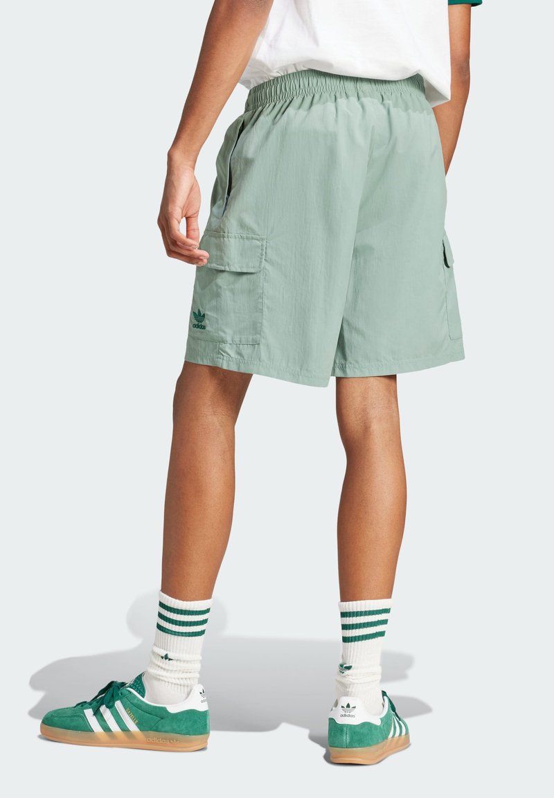 adidas Originals TREFOIL ESSENTIALS WOVEN CARGO - Šortky - silver green