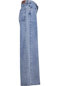 Jeans de mezclilla de color azul claro con un diseño de pierna amplia, que presentan una cintura alta, dos bolsillos traseros y detalles de costura clásicos.