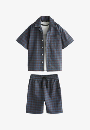 Herre afslappet sæt med blå og brun ternet kortærmet skjorte med knapper og matchende shorts med elastisk talje.