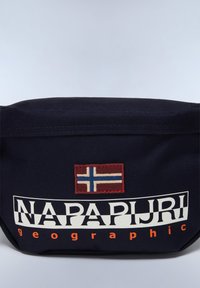 Borsa in tessuto blu navy con una patch della bandiera norvegese rossa e bianca e il grande testo bianco "NAPAPIJRI" con accenti arancioni. Forma rettangolare.