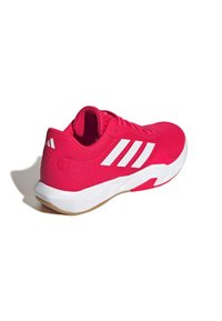 Roze sportschoen met een ademende mesh bovenkant en witte strepen. Voorzien van een gevoerde zool en een rubberen buitenzool voor grip.