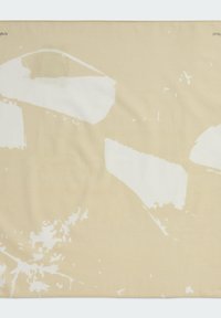 Bufanda beige con patrones abstractos blancos; fabricada con tela suave de textura lisa y diseño impreso en contraste.