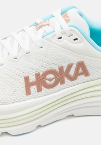 HOKA GAVIOTA 5 - Tekaški copati za cesto - frost/rose gold