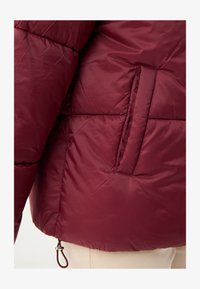 Geselecteerd, burgundy