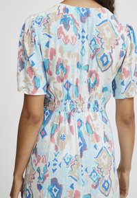 b.young BYJACQUELINE - Freizeitkleid - clearwater ethnic mix