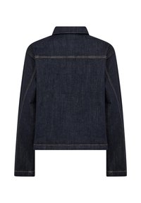 Mörkblå denimjacka med spetsig krage, långa ärmar och synliga sömmar. Har en rak passform och inga dekorationer.