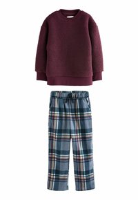 Bordeaux fleece collegepaita, jossa on tekstuuri ja ribbetut hihansuut, yhdistettynä sinisiin ruudullisiin puuvillahousuihin, joissa on joustava vyötärö.