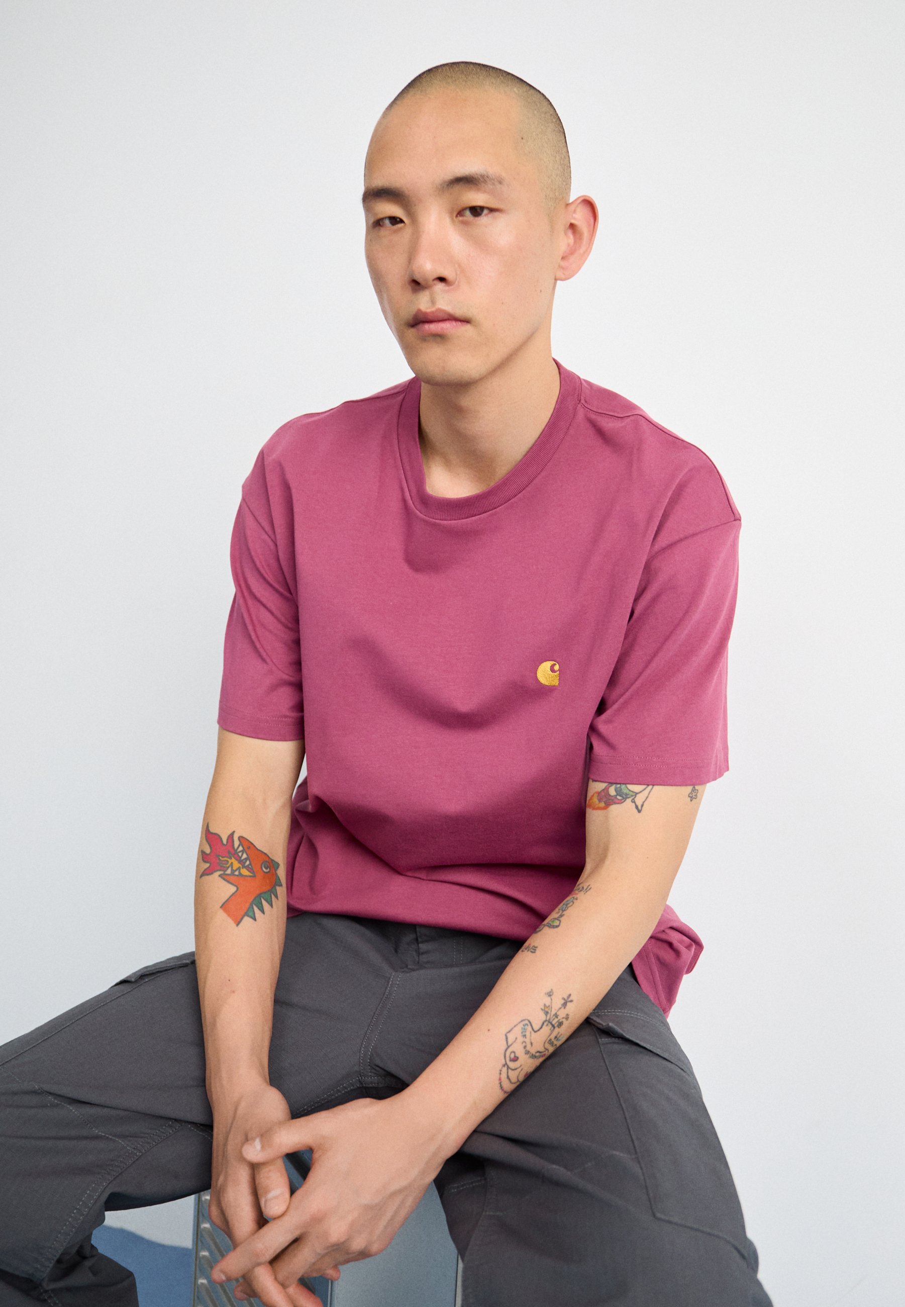 Tシャツ・カットソー Carhartt Wip S S Chase Dusty Fuchsia Gold Cotton T-Shirt Carhartt WIP - Chase Dusty Fuchsia/Gold - T-Shirt | Impericon