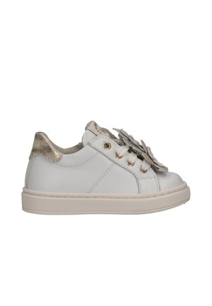 Sneaker bianca basse con dettaglio dorato sul tallone, occhielli dorati, lacci bianchi e due decorazioni floreali beige sul lato.