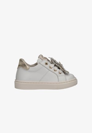 Witte lage sneaker met gouden hieldetail, gouden oogjes, witte veters en twee beige bloemdecoraties aan de zijkant.