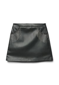 Jupe en cuir noir avec une silhouette ajustée, dotée de deux poches avant ornées de chaînes métalliques. Texture lisse, coutures minimales.