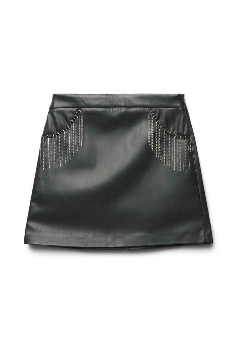 Jupe en cuir noir avec une silhouette ajustée, dotée de deux poches avant ornées de chaînes métalliques. Texture lisse, coutures minimales.