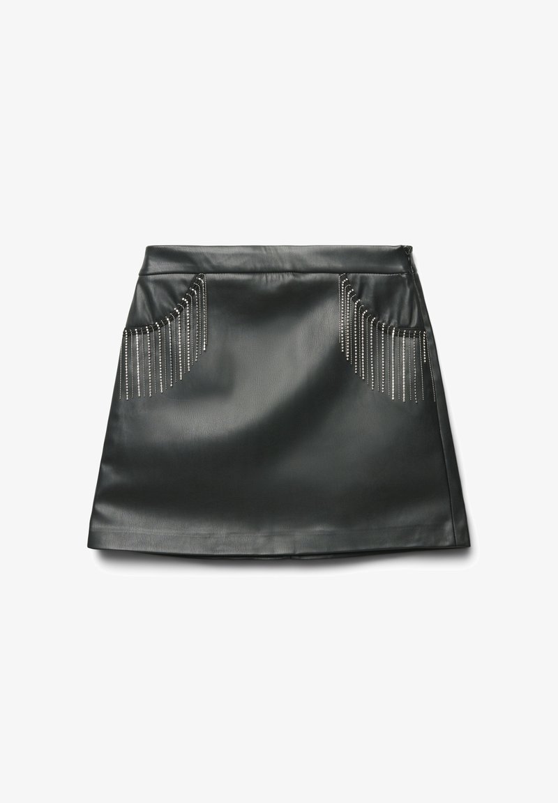Jupe en cuir noir avec une silhouette ajustée, dotée de deux poches avant ornées de chaînes métalliques. Texture lisse, coutures minimales.