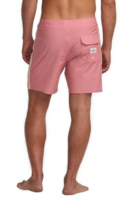 Bañadores de hombre en color rosa claro con franjas laterales en crema de contraste. Cuenta con un bolsillo trasero con cierre a presión y etiqueta con el logotipo. Tejido suave y ligero.