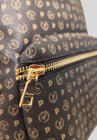 Borsa in pelle nera con texture e motivo a logo dorato ripetuto. Presenta una cerniera dorata con un'etichetta contrassegnata "Pollini".