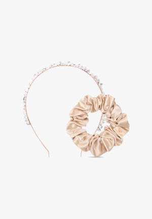 Beżowy satynowy gumka do włosów i opaska w kolorze różowego złota z przezroczystymi kamieniami ozdobnymi. Gumka ma teksturowany, marszczony wzór.