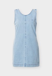 Αμάνικο φούστα από ανοιχτό μπλε τζιν με στρογγυλή λαιμόκοψη και διακριτική κάθετη ραφή μπροστά, με μικρό κεντημένο λογότυπο «cK» στο στήθος.