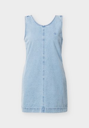 Vestido sin mangas de mezclilla azul claro con escote redondo y sutil costura vertical en la parte delantera, con pequeño logo "cK" bordado en el pecho.