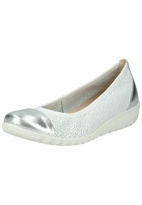 Weißer flacher Schuh mit einer metallisch silbernen Kappe an der Spitze und Ferse. Verfügt über laserperforierte Punktmuster im Obermaterial und eine strukturierte Gummisohle.