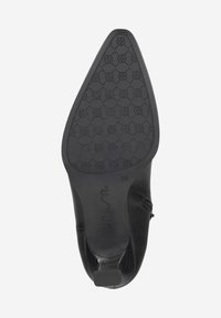 Semelle de chaussure noire à talons hauts avec motif de grip texturé, forme pointue et petit talon carré. Marquage de taille "39" visible sur le côté.
