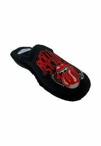 Pantuflas negras de tipo slip-on con una textura suave, que presentan un logo de lengua roja de los Rolling Stones y texto. Punta redondeada y forro interior suave.