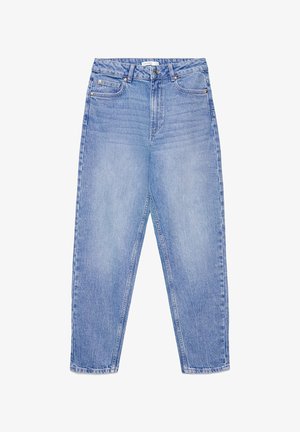 Jean en denim bleu clair taille haute, coupe droite, avec bouton à l'avant, fermeture éclair, et design à cinq poches sur fond blanc.