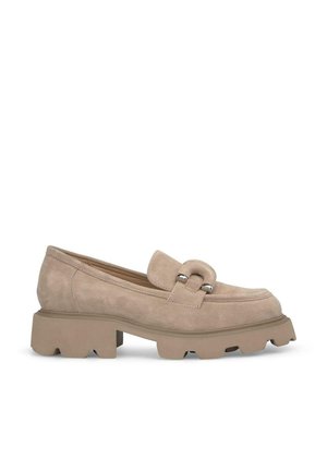 Mocassini beige in suede con suola a piattaforma spessa, dotati di un accessorio metallico decorativo sul davanti. Texture liscia e forma arrotondata.