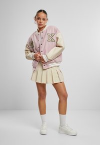 Karl Kani RETRO PATCH STAR OS COLLEGE - Bombejakke - rose lightsand