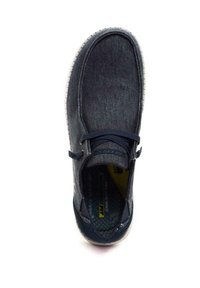 Scarpa lace-up in denim blu con superficie testurizzata, suola bianca e lacci scuri. L'interno presenta una soletta a motivo per il comfort.