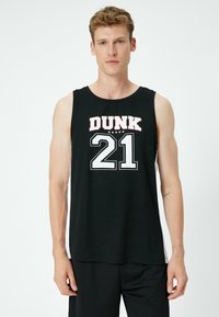 Sort ærmeløs sports tanktop med "DUNK" og "21" trykt i hvidt og rødt, med rund halsudskæring og afslappet pasform.