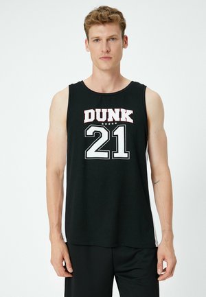 Sort ærmeløs sports tanktop med "DUNK" og "21" trykt i hvidt og rødt, med rund halsudskæring og afslappet pasform.