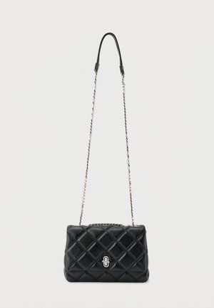 Μαύρο καπιτονέ δερμάτινο τσαντάκι ώμου με ασημένια αλυσίδα και ορθογώνιο ασημένιο κούμπωμα σε απλό φόντο.