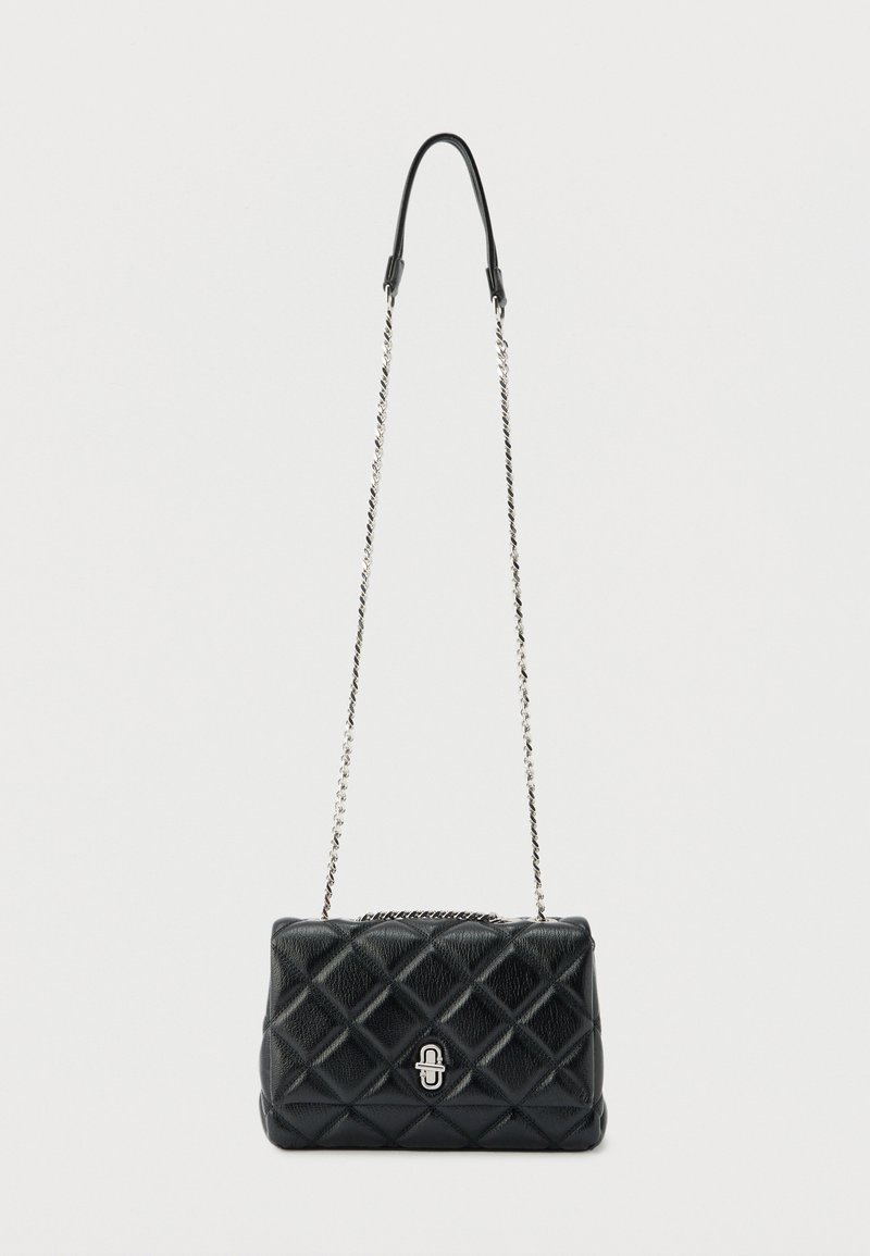 Μαύρο καπιτονέ δερμάτινο τσαντάκι ώμου με ασημένια αλυσίδα και ορθογώνιο ασημένιο κούμπωμα σε απλό φόντο.
