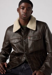 Levi's® TRUCKER COLLAR - Μπουφάν από συνθετικό δέρμα - brown