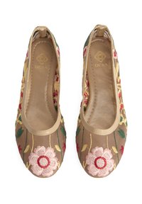 Ballerines en tissu beige avec broderies florales en rose, rouge et vert. Bout arrondi et rembourrage intérieur doux. Logo de la marque visible à l'intérieur.