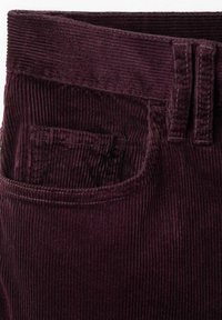Pantalones de pana burdeos con una tela texturada, que cuentan con un bolsillo frontal y pasadores para cinturón en la cintura, mostrando un detalle de acanaladuras verticales.