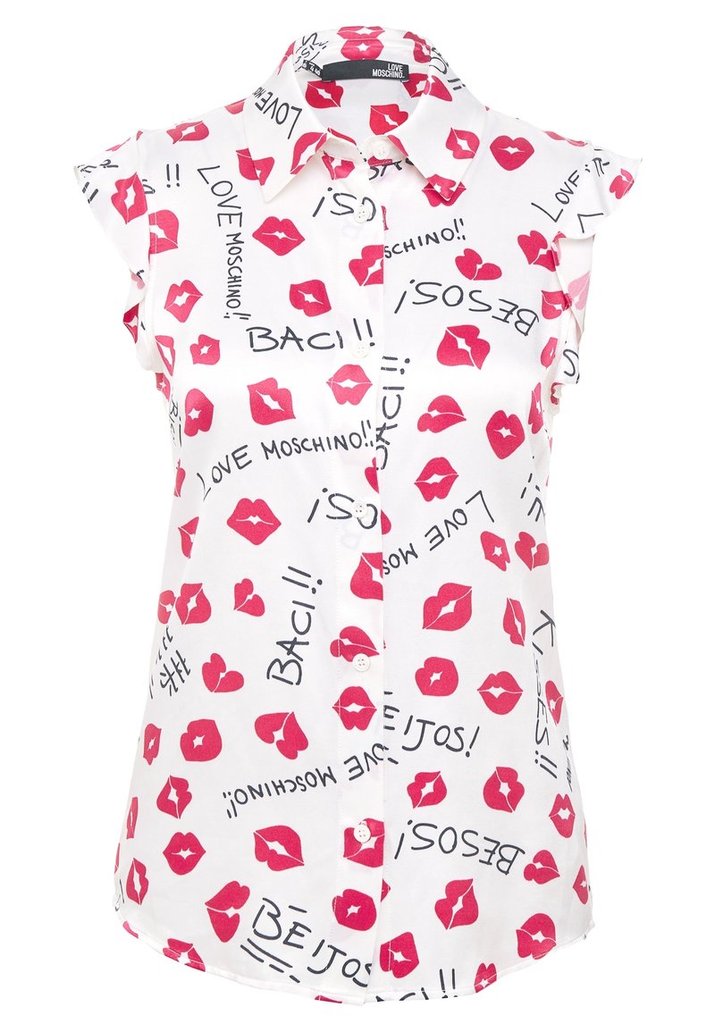 Vit blus med rosa läpptryck och svart text. Korta ärmar, knäppning framtill, böjd nederkant och mjukt tyg.