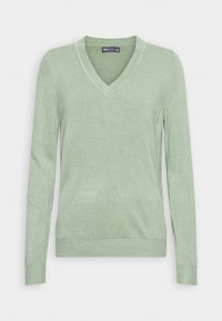Maglione verde chiaro a maniche lunghe con scollatura a V, polsini e bordo a costine. Tessuto morbido, superficie uniforme e accenti di cucitura minimi.