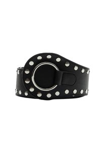 Zwarte lederen riem met zilveren studs, een ronde metalen gesp en een verstelbare band met een gladde textuur.