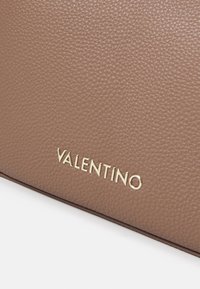 Valentino Bags BRIXTON - Bolso de mano - taupe