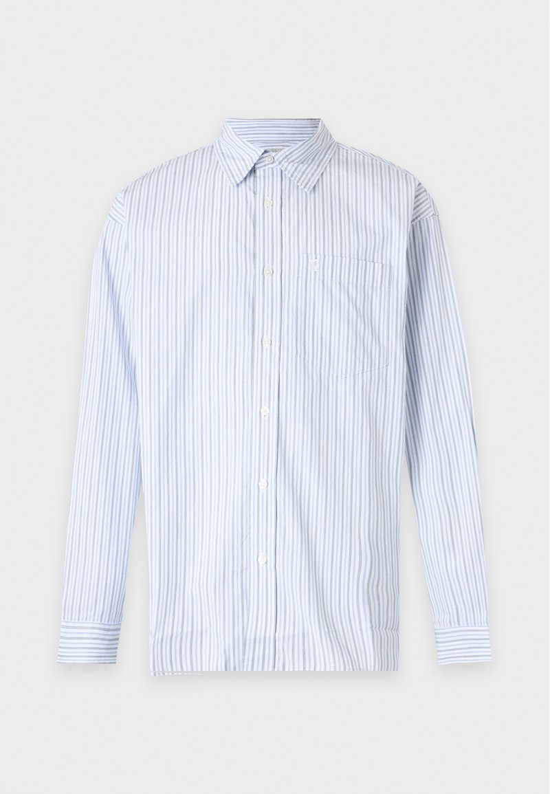 Camicia a maniche lunghe con bottoni, righe verticali azzurro chiaro e bianche e taschino sul petto su sfondo semplice.