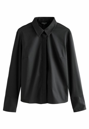 Chemise noire à boutons, fabriquée en tissu lisse, dotée d'un col, de manches longues et de deux poches avant pour un design minimaliste.