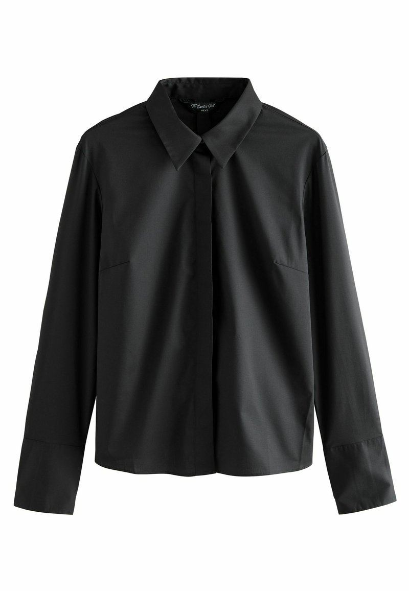 Must must shirt siledast kangast, millel on krae, pikad varrukad ja kaks esist pocketit minimalistliku disaini jaoks.
