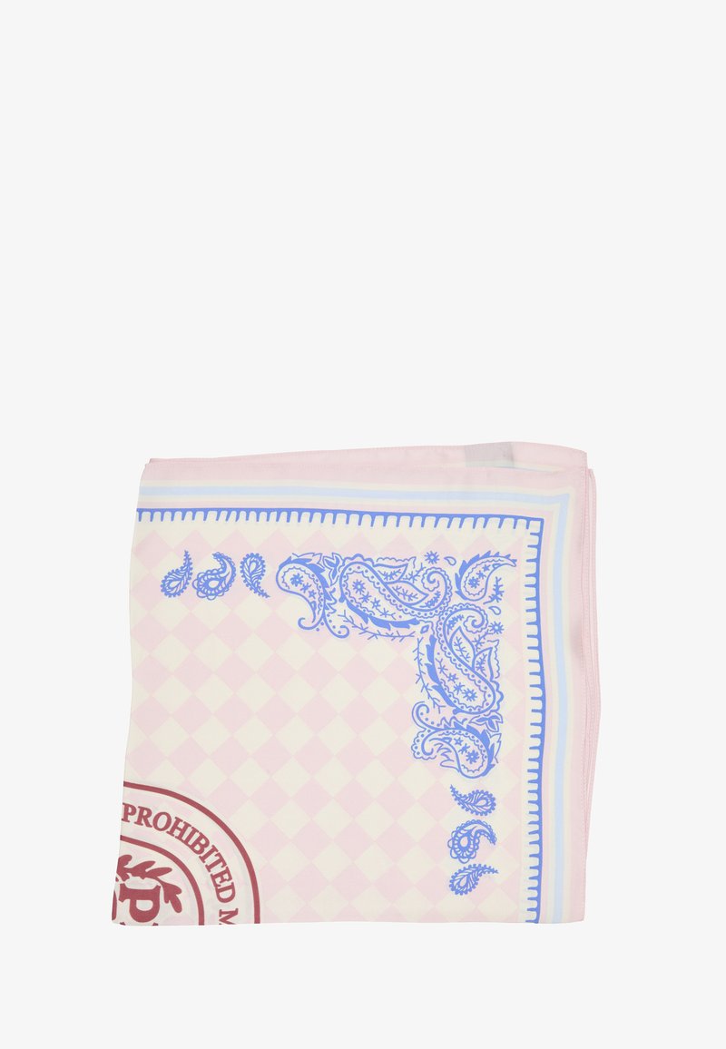 Világos rózsaszín hajtogatott sál kékkel díszített részletes paisley mintákkal és egy sarokban részben látható bordó körbélyegzővel.