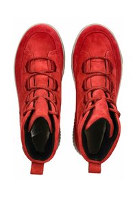 Stivaletti alla caviglia in suede rosso con finitura testurizzata, dotati di lacci e colletto imbottito, con suola in gomma solida.