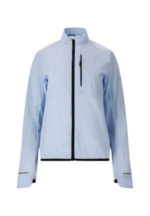 Vaaleansininen vetoketjullinen takki pystykauluksella, musta pystysuora vetoketjutasku rinnassa ja pitkät hihat, joissa peukalonreiät ja heijastavat yksityiskohdat.