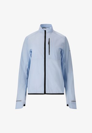 Vaaleansininen vetoketjullinen takki pystykauluksella, musta pystysuora vetoketjutasku rinnassa ja pitkät hihat, joissa peukalonreiät ja heijastavat yksityiskohdat.