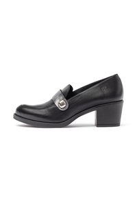 Mocasines de cuero negro con punta redondeada, que presentan un detalle de hebilla metálica y un tacón bloque medio. Textura suave con acabado brillante.