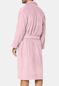 Rosa, weiche Bademantel aus Frottier mit einem Schalkragen, weiten Ärmeln, Fronttaschen und einem Selbstbindegürtel in der Taille. Rückansicht gezeigt.